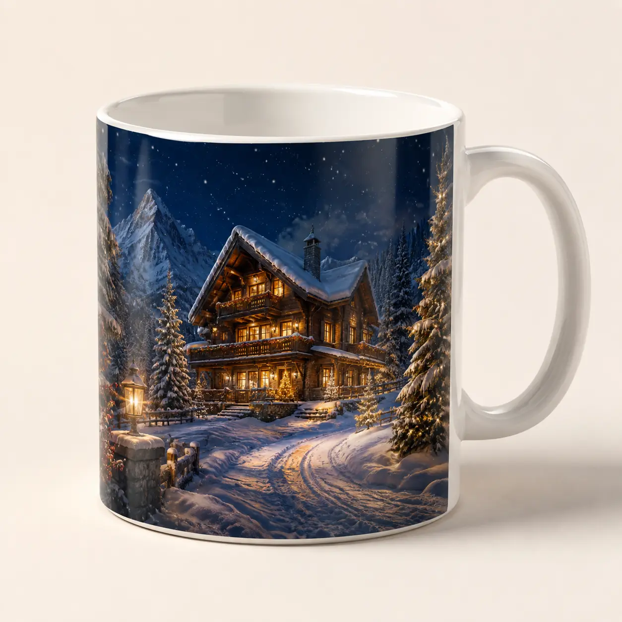 Nuit de Noël au chalet alpin, création présentée sur un mug blanc dans un décor de Noël