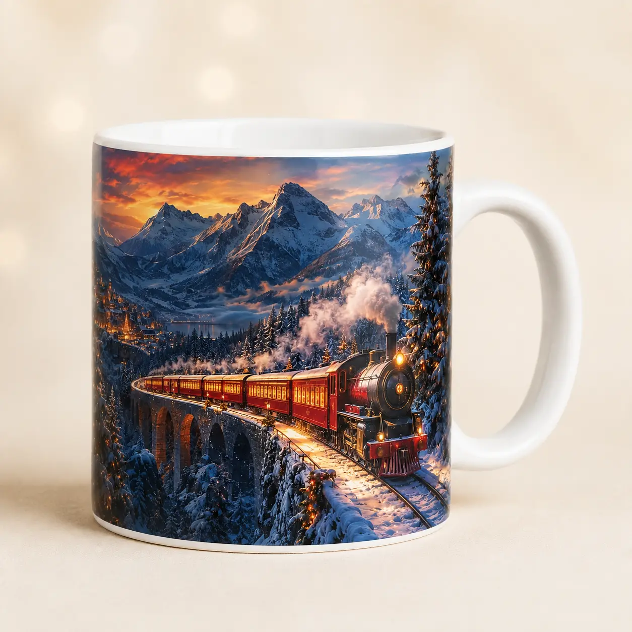 Le train rouge des Alpes enneigées, création présentée sur un mug blanc dans un décor de Noël